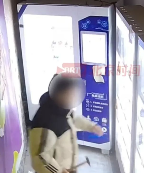 趣用品店主：此类针对性盗窃已非首次不朽情缘网站男子凌晨持锤砸门偷情(图1)